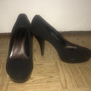 Black nubuck leather pumps
